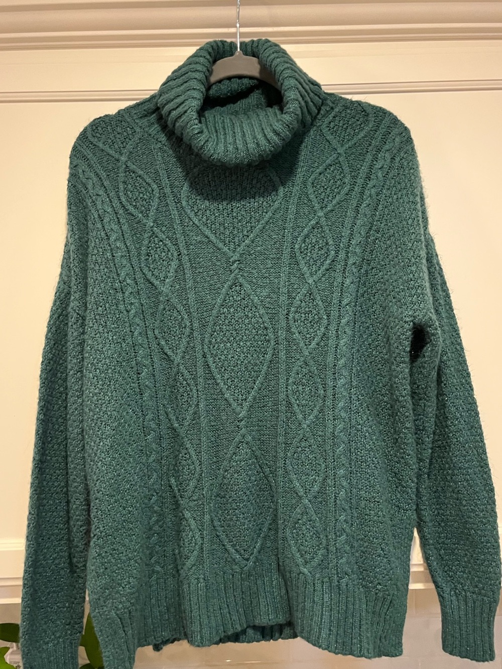 To Be Honest Women's M Green Solid Cable-Knit Turtleneck Pullover Sweater